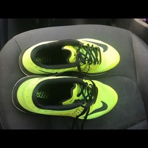 GREEN NIKES MEN SIZE 7